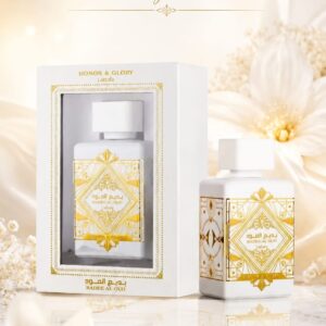 Perfume Honor & Glory de Lattafa con frasco blanco y dorado junto a su caja, sobre fondo claro y elegante